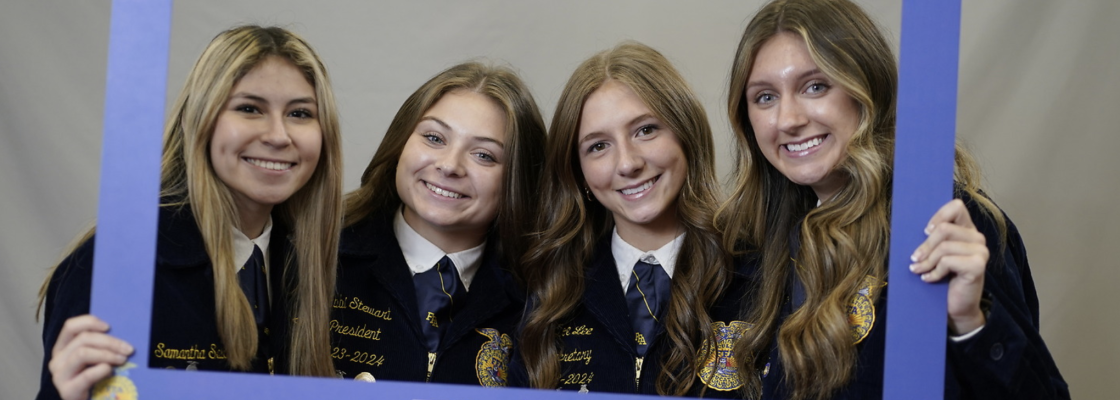 FFA members posing with alumni sign